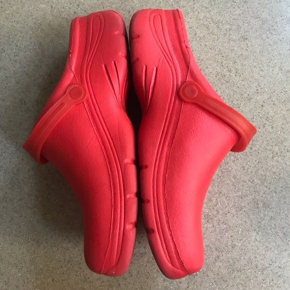 EASY USA Red Casual Beach Clogs 8 - Picture 5 of 8